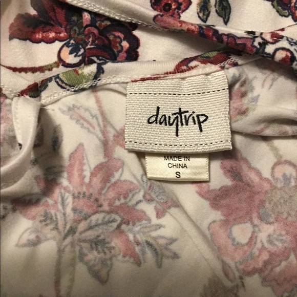 👚(bundle 4 items w/👚for $16) Pullover shirt by Daytrip - Picture 7 of 8